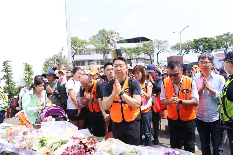 陳世凱特別到白沙屯媽祖駐駕處拜拜(圖/記者鄭孟晃攝影)