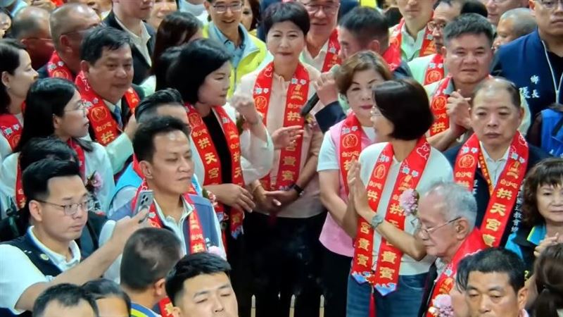 白沙屯媽祖進香，起駕儀式吸引大批政治人物到場，有人伸手疑似想拿麥克風。（圖／翻攝自白沙屯媽祖網路電視台YouTube）