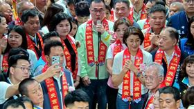 白沙屯媽祖進香，起駕儀式吸引大批政治人物到場，疑似險些發生搶麥畫面。（圖／翻攝自白沙屯媽祖網路電視台YouTube）