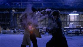 《乩身》改編自同名人氣漫畫與小說，畫面幕後曝光王柏傑神力全開「附身柯震東」。（圖／Netflix提供）