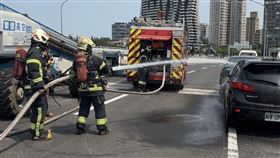 為確保重大交通建設通車後行車安全，交通部公路局北區養護工程分局今（14）日聯合新北市政府警察局及消防局，辦理淡江大橋通車前跨機關聯合演練，模擬多車擦撞、強風管制及傷患救護等突發狀況，提前檢視整體應變能力。（圖／公路局提供）