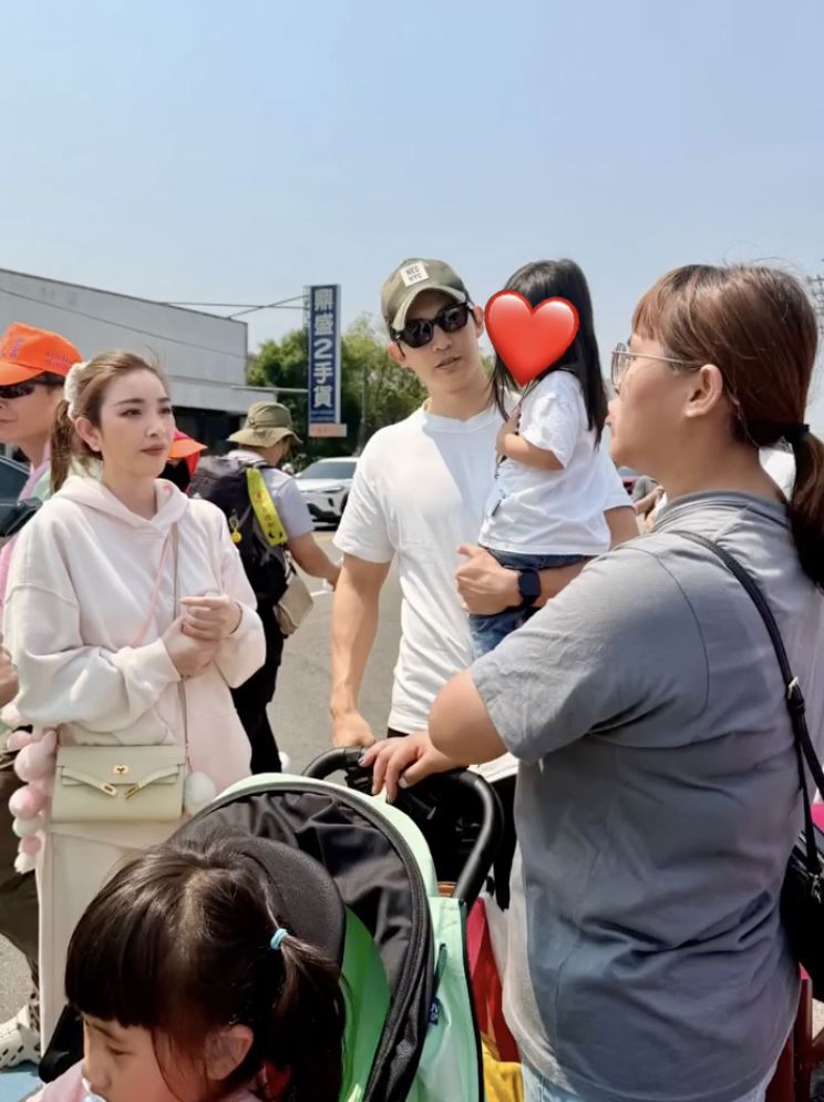 許維恩、王家梁全家人現身白沙屯媽祖進香的補給活動。（圖／翻攝自臉書）