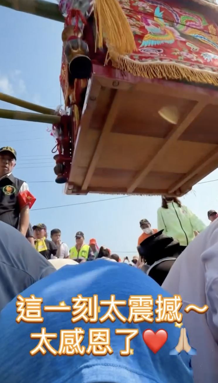 許維恩分享被媽祖鑽轎腳。（圖／翻攝自臉書）