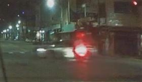 路口碰一聲！台中21歲男「丁字撞」LEXUS轎車　連人帶車噴飛車門凹陷（圖／翻攝畫面）