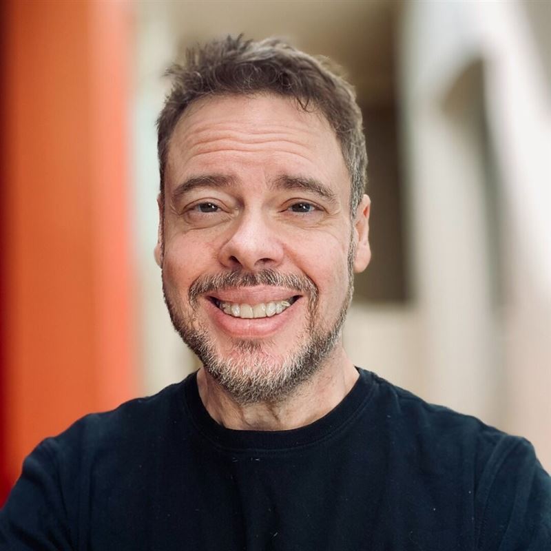 Google前工程主管耶奇爆料，前東家導入AI進度過慢，立即遭諾貝爾獎得主、DeepMind執行長哈薩比斯反嗆「造謠」。（圖／翻攝亞馬遜畫面）