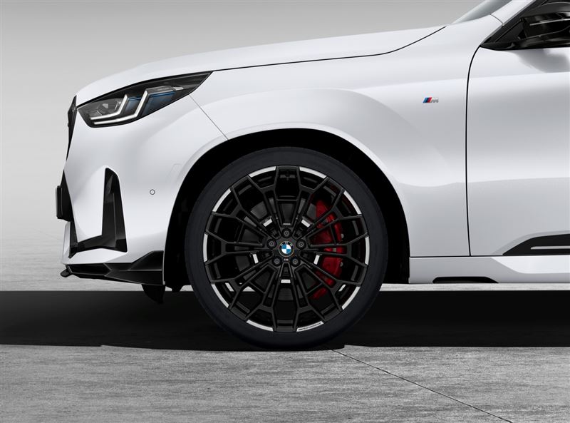 BMW同步推出22吋M Performance鍛造鋁圈。(圖/BMW提供)