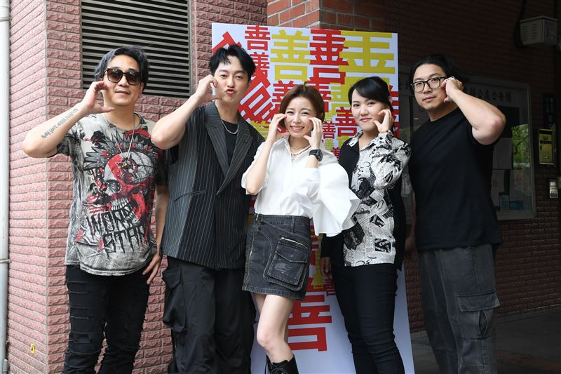 霸氣樂團主唱于浩威、鍵盤手王瞳、電吉他阿修羅、貝斯手阿雞、鼓手小頭。（圖/《網紅與善的距離》提供）