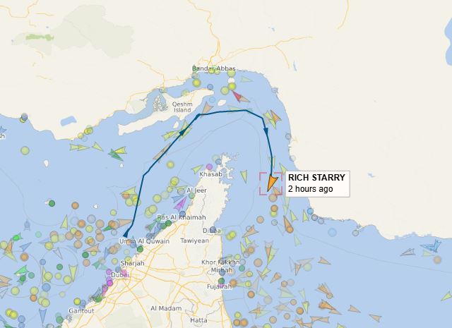 中國籍油輪「富星號（Rich Starry）」，今（14）日穿越荷莫茲海峽。（圖／翻攝自Vessel Finder官網）