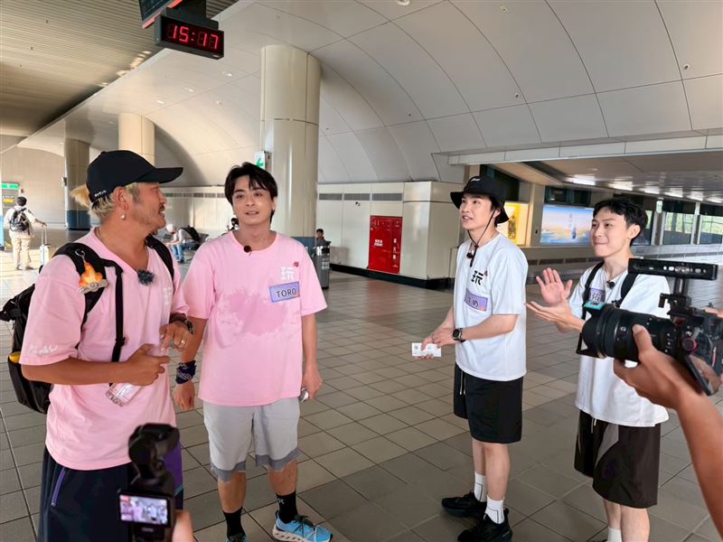 《綜藝玩很大》搭便車賽制中的低碳減排實驗 讓ESG成為一場玩得起的遊戲。（圖／三立永續辦公室提供）