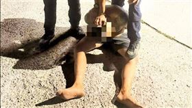 狂灌20包毒咖啡！台中男「持槍瞄6歲女童」扣下板機⋯幸未擊發（圖／翻攝畫面）