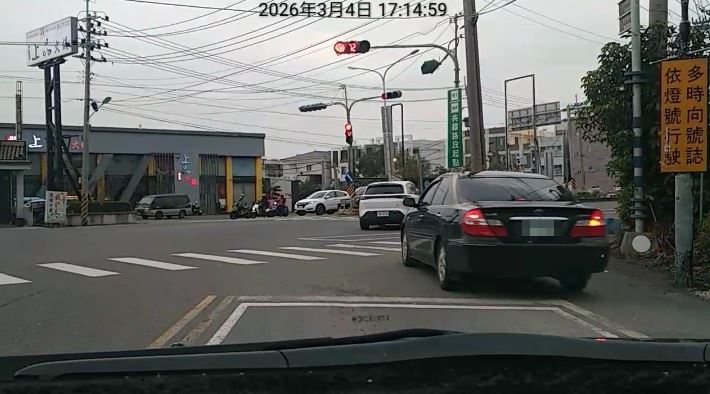 嘉義縣朴子市一名蘇姓里長，近日因紅燈右轉遭檢舉，但他不但不認為自己犯錯，還嗆對方是正義魔人。（圖／翻攝畫面）