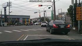 嘉義縣朴子市一名蘇姓里長，近日因紅燈右轉遭檢舉，但他不但不認為自己犯錯，還嗆對方是正義魔人。（圖／翻攝畫面）