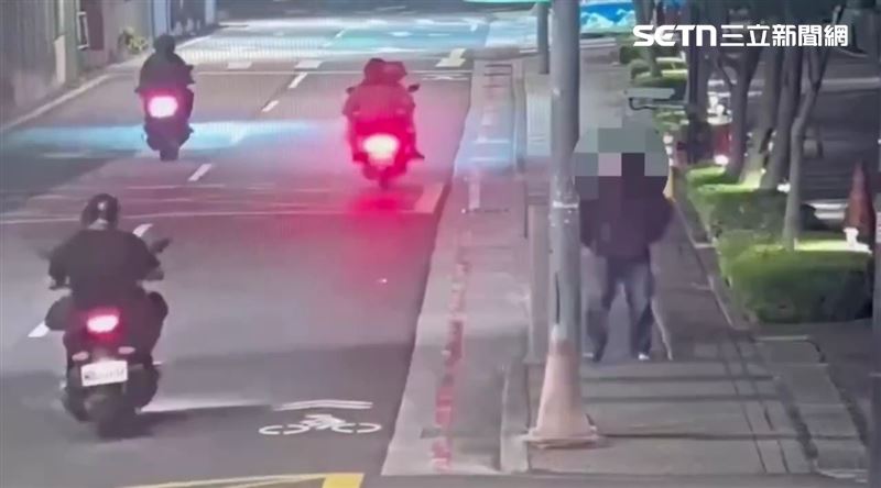 北市男子因走路動作詭異遭到巡邏警員盤查。（圖／翻攝畫面）