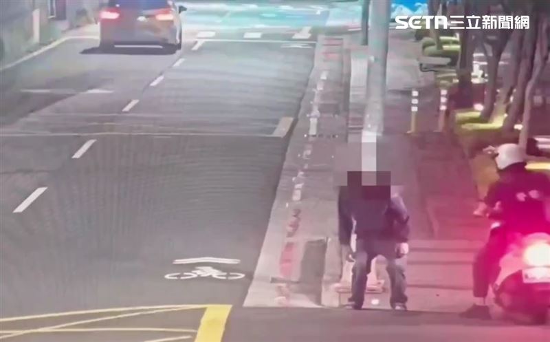 北市男子因走路動作詭異遭到巡邏警員盤查。（圖／翻攝畫面）