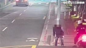 北市男子因走路動作詭異遭到巡邏警員盤查。（圖／翻攝畫面）