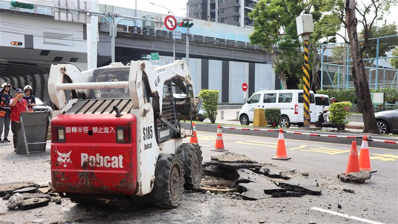 板橋用路人當心！疑電纜爆裂炸路面搶修中