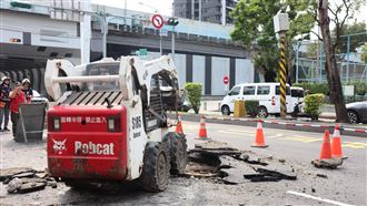 板橋用路人當心！疑電纜爆裂炸路面搶修中