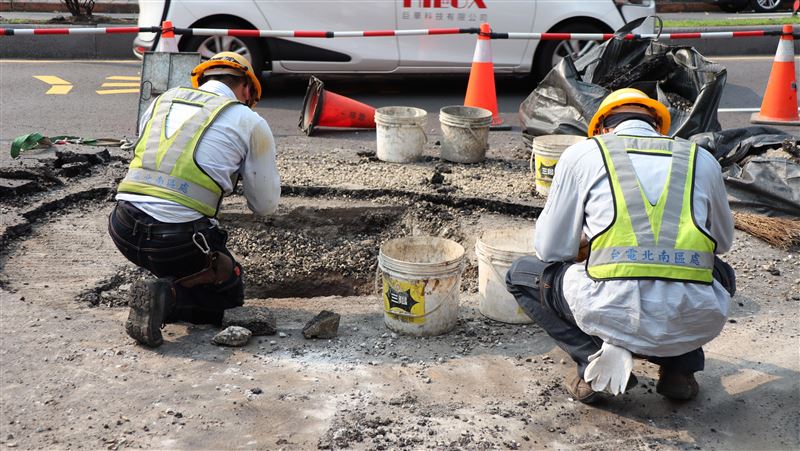 新北市板橋區縣民大道三段32號前道路，疑因台電電纜爆炸導致路面爆裂，工務局及台電緊急搶修中，呼籲用路人行經時放緩速度、留意路況。（圖／新北工務局提供）