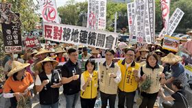 南投擬蓋垃圾焚化爐　自救會反對南投縣政府14日召開垃圾處理中心二階環評範疇界定會議，名間鄉反焚化爐自救會與居民到場反對，名間鄉長陳翰立（前左3）、時代力量黨主席王婉諭（前左4）、民進黨南投縣長參選人(溫)世政（前左5）等人也出席聲援。中央社記者蕭博陽南投縣攝　115年4月14日