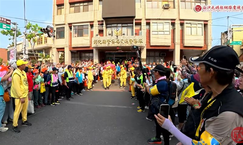 彰化縣議會議長謝典霖率隊在門口設香案恭迎，原本以為「粉紅超跑」會入內停駕，沒想到鑾轎竟在門口轉個彎，直接衝進一旁的彰化縣警局交通隊。（圖／翻攝自白沙屯媽祖網路電視台）