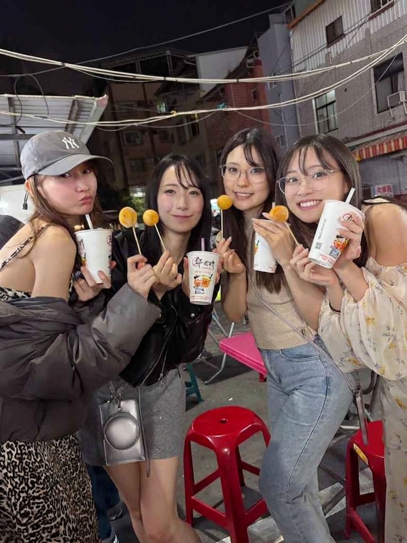 野生4位女優天川空（左起）、京本晴美、佐野櫻桃、吉岡日和穿私服現身六合夜市。（圖／讀者授權提供）