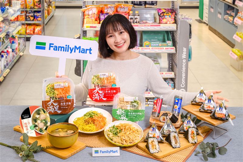 全家生食級「鹽蔥生鮭飯糰」vs台式經典「麻醬涼麵」。（圖／品牌業者提供）