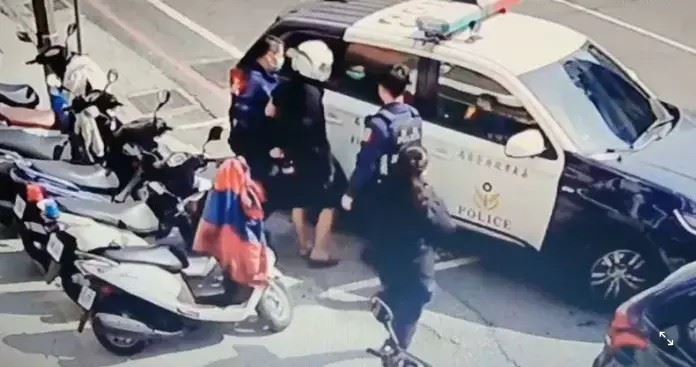 嘉義日前發生隨機砍人事件，老翁清晨運動遭簡男持檳榔刀割頸。（圖／翻攝畫面）