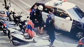 嘉義日前發生隨機砍人事件，老翁清晨運動遭簡男持檳榔刀割頸。（圖／翻攝畫面）