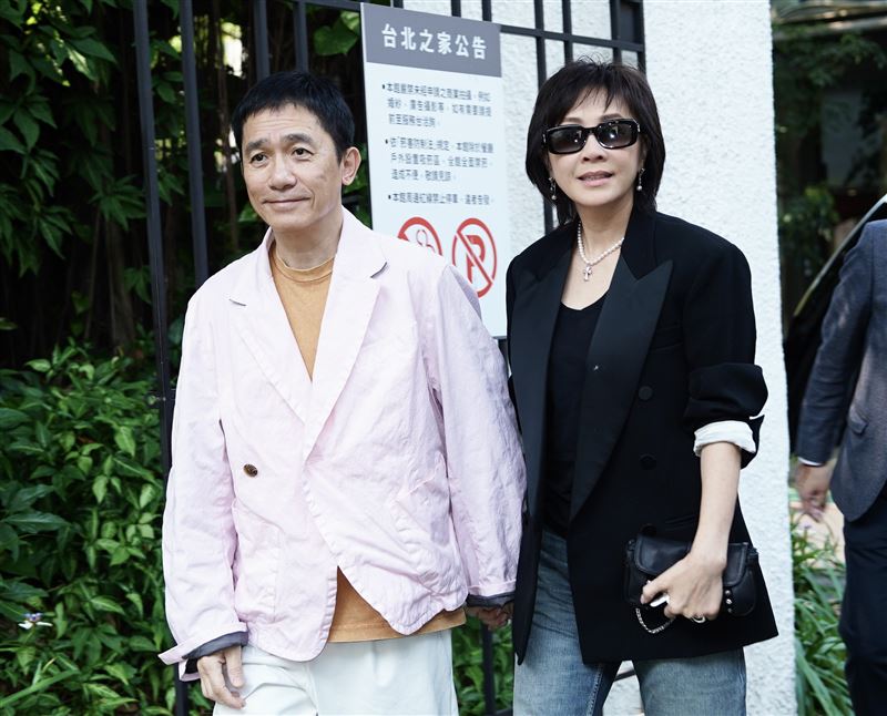 影帝梁朝偉和愛妻劉嘉玲一起來台宣傳新電影《你是不會當樹嗎》。（圖／記者趙于瑩攝影）