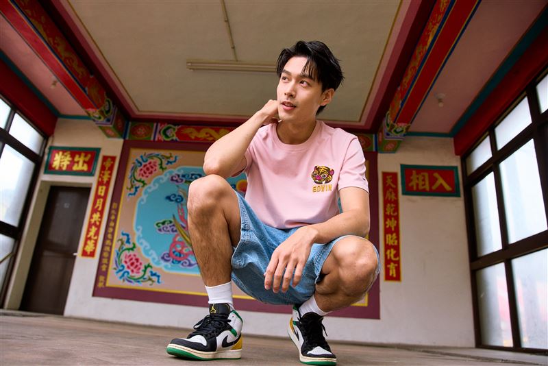 白沙屯微笑虎爺短袖T與鬆緊帶寬版丹寧短褲。（圖／EDWIN提供）