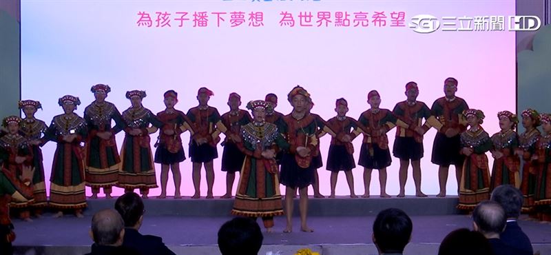 屏東地摩兒國小學生演唱，為感恩餐會揭開序幕