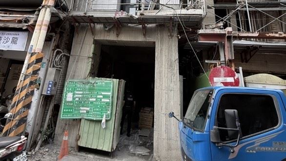 新/建案工地意外!工人遭電梯重壓命危