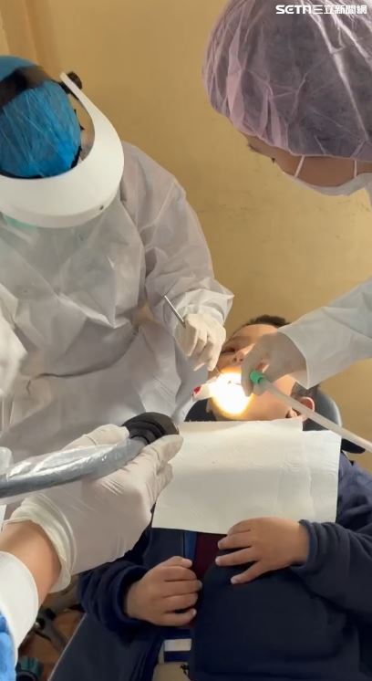 台灣義診團赴尼泊爾治療弱勢孩童。（圖／石睿航提供）