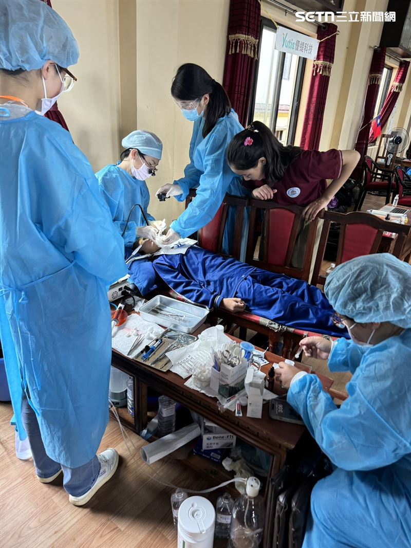 台灣義診團深入尼泊爾行醫。（圖／石睿航提供）