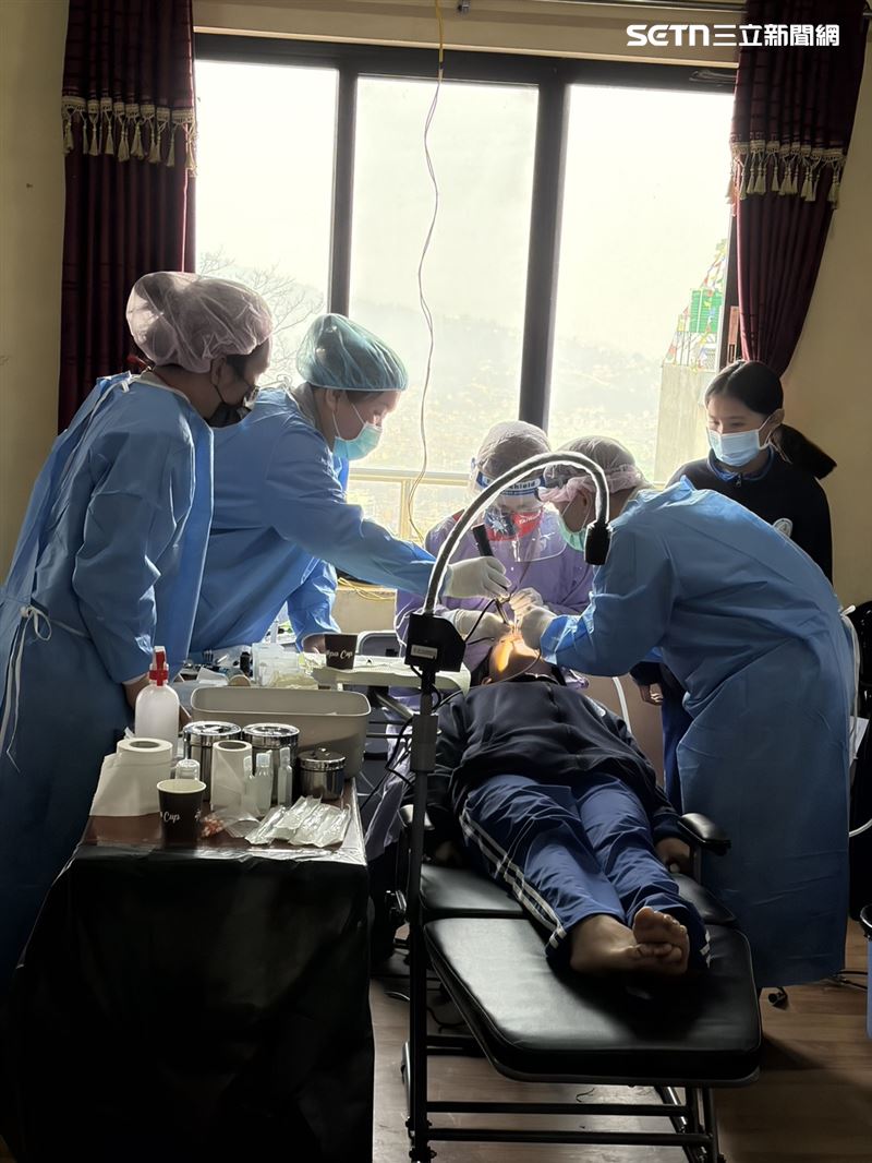 台灣義診團到了現場，必須「拼裝」出簡易診療環境。（圖／石睿航提供）