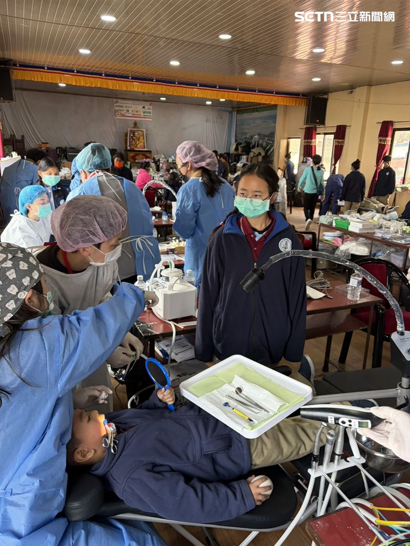 台灣義診團到尼泊爾前譯紀念學校幫助弱勢孩童。（圖／石睿航提供）