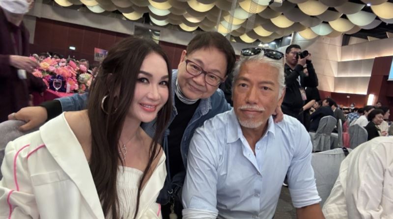 汪曼玲（中）合照溫碧霞（左）。（圖／翻攝自汪曼玲微博）