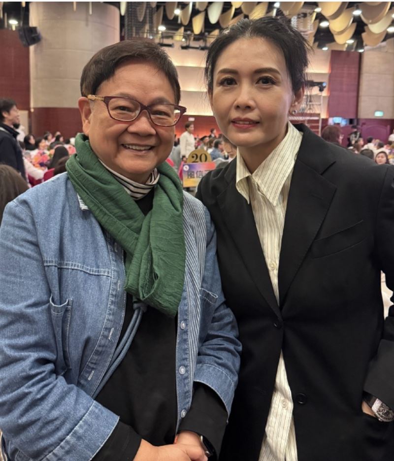 邱淑貞（右）優雅現身，左為汪曼玲。（圖／翻攝自汪曼玲微博）