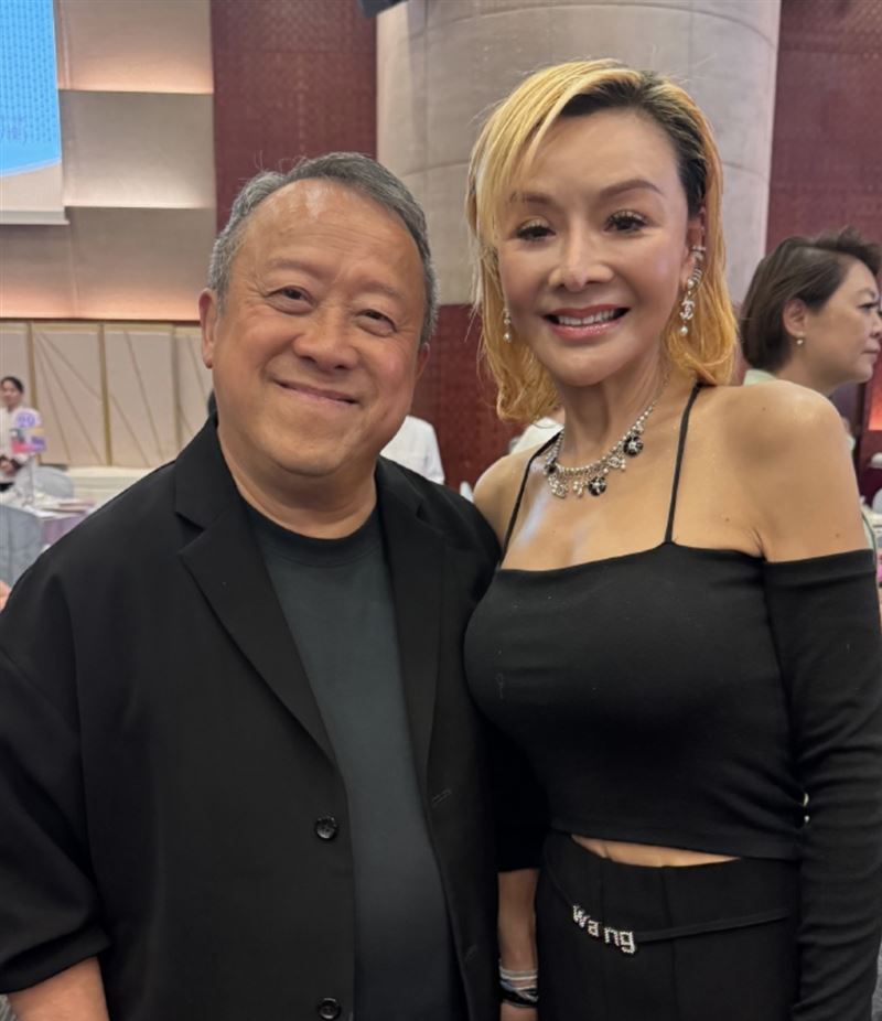 葉子楣（右）出席曾志偉（左）73歲生日宴。（圖／翻攝自汪曼玲微博）