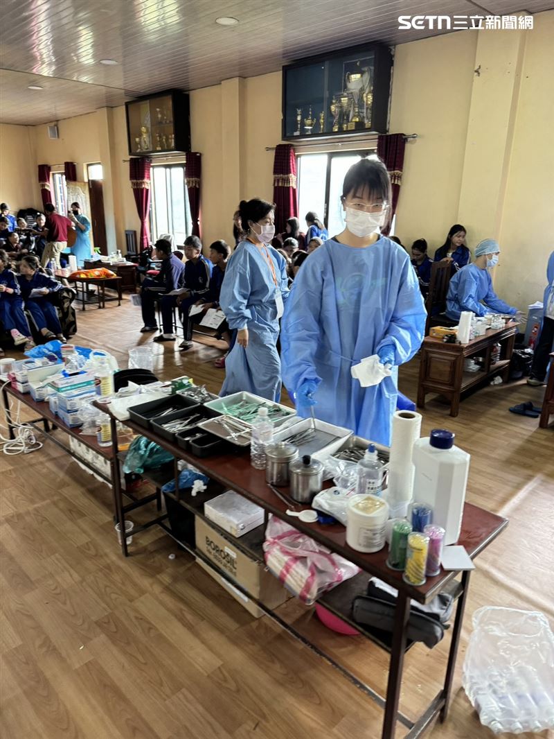 石睿航表示，在當地義診考驗重重，醫師們只能在簡陋環境下進行精細治療。（圖／石睿航提供）