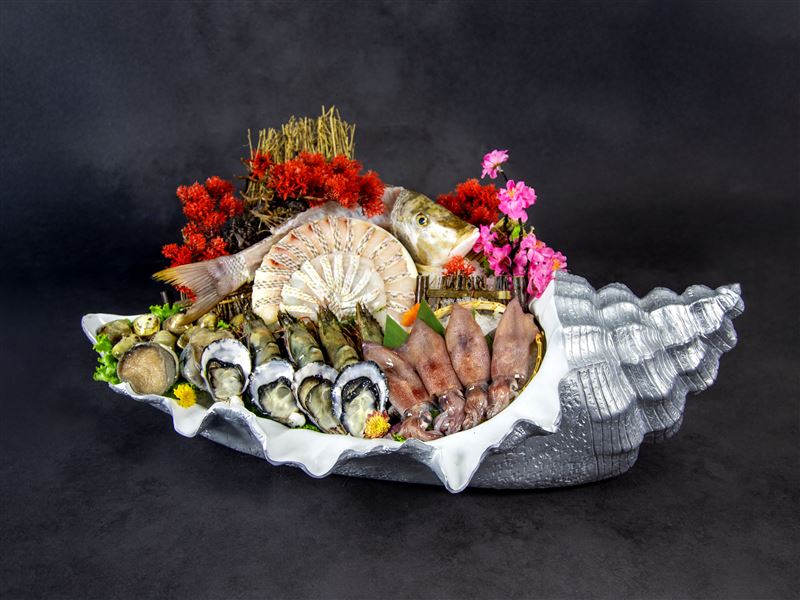 澎湖現流時令魚、大分縣大入島生蠔、南非活鮑魚、海港大蝦、澎湖小卷、蛤蠣。（圖／品牌業者提供）