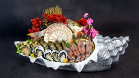 澎湖現流時令魚、大分縣大入島生蠔、南非活鮑魚、海港大蝦、澎湖小卷、蛤蠣。（圖／品牌業者提供）