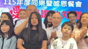 現場互動瞬間：來賓與學童交流互動，透過陪伴與鼓勵，讓公益從支持轉化為有溫度的連結。（圖／業者提供）