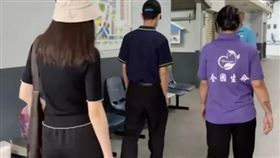 21歲陳女遭虎媽虐死，父親與大姊當時趕赴殯儀館。（翻攝畫面）