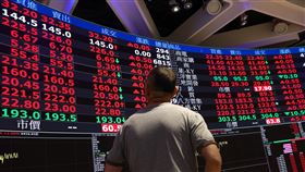 台股衝新高突破36200點（2）美股主要指數13日收高，台指期夜盤上揚567點，收盤首度突破36000點，達到36027點；台股14日同步走高，盤中上揚超過700點，一舉突破36200點關卡，盤勢一片紅。中央社記者王騰毅攝  115年4月14日