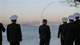 北韓領導人金正恩12日，視察從海軍驅逐艦發射戰略巡弋飛彈及反艦飛彈試射。（圖／翻攝自朝中社）