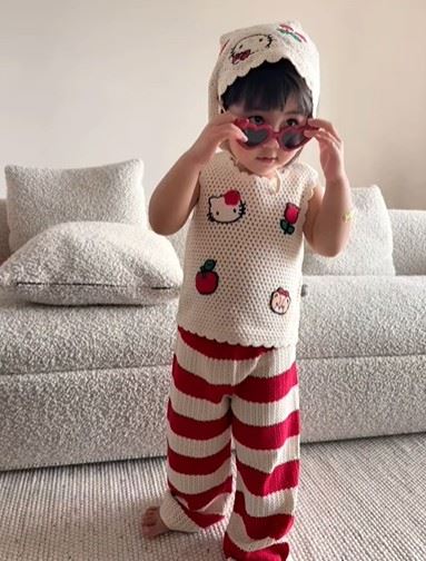 照片中,小艾果穿著夏日短袖,搭配針織頭巾造型,雖部分畫面以墨鏡或角度稍作遮擋,但仍能看出她露齒燦笑、臉頰圓潤的可愛模樣,相關話題也迅速登上微博熱搜。(圖/翻攝自明道IG)