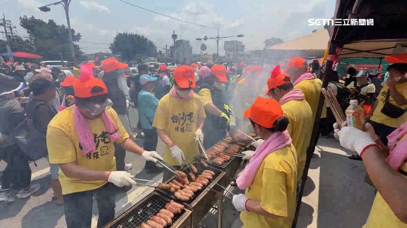 7爐齊烤香腸!彰志工連41年辦桌餵飽8千人