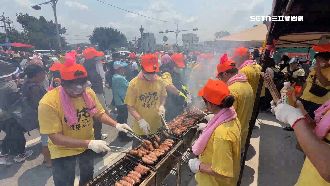 7爐齊烤香腸！彰志工連41年辦桌餵飽8千人