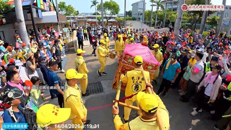 「粉紅超跑」放慢腳步，到追分國小前停下。（圖／翻攝自白沙屯媽祖網路電視台）